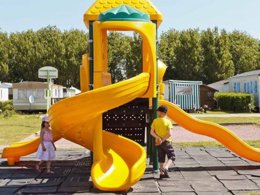 Camping Pas Cher vous présente avec son site Officiel campingpascher.fr, le Camping Le Cap Vert classé 2 étoiles, situé sur la commune de Les Moeres dans le département Nord (Nord Pas De Calais) en France. Le camping Le Cap Vert, vous présente un hébergement de type mobil-home de 30 m² et télévision. Le camping Le Cap Vert vous propose du jeudi 01 octobre au jeudi 08 octobre 2026 pour 7 nuits à 480€. Cette location propose 83 dates différentes pour réserver votre séjour. Découvrez également les 2 autres gammes d'hébergements du camping. Les Avis clients pour le Camping Le Cap Vert sont excellents avec une note moyenne de 8 sur 10. Animations familiales, Aire de jeux enfants, Centre équestre, Cyclisme, Ping-pong, Pétanque, Randonnée, Terrain de football, Bar, Épicerie,... En savoir plus : cliquez-ICI.