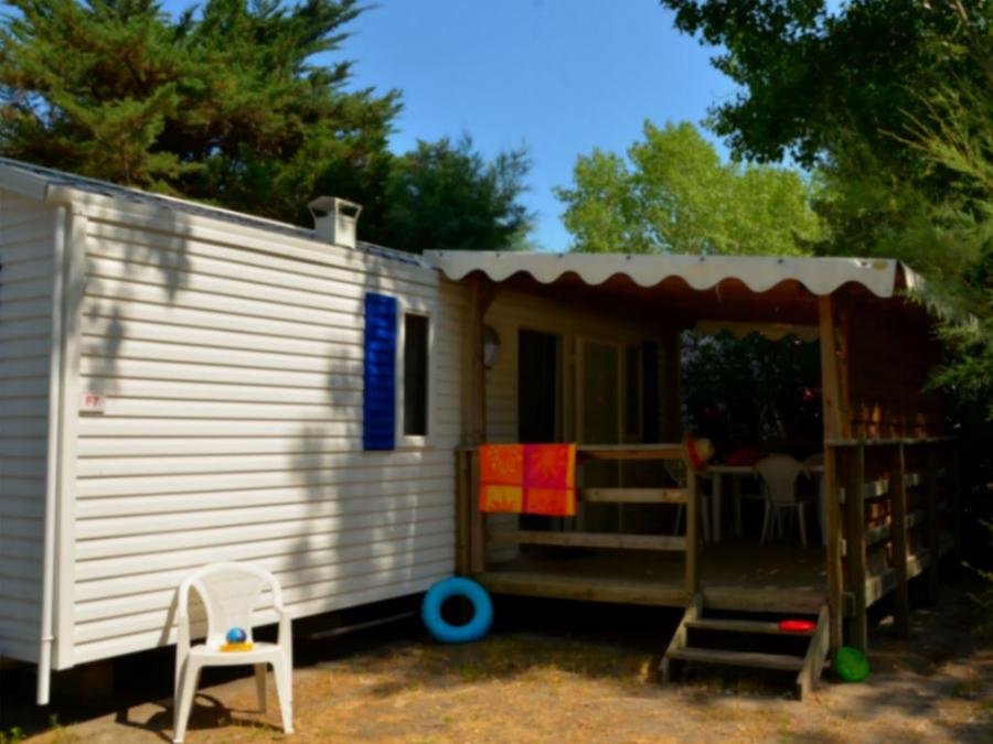 Camping Pas Cher vous présente avec son site Officiel campingpascher.fr, le Camping Eden classé 5 étoiles, situé sur la commune de Le Grau Du Roi dans le département Gard (Languedoc Roussillon) en France. Le camping Eden vous propose un hébergement de type mobil-home de 27 m² pour 6 personnes avec climatisation. L'établissement vous propose 5 autres types d'hébergements. Découvrez tous nos séjours à petits prix dans la commune et aux alentours de Le Grau Du Roi du département : Gard (Languedoc Roussillon). Les Avis clients pour le Camping Eden sont excellents avec une note moyenne de 8 sur 10. Parc aquatique, Piscine chauffée, Piscine extérieure, Animations familiales, Club ados, Club enfants, Aire de jeux enfants, Canoë-kayak, Centre équestre, Parcours sportif, Ping-pong, Plongée, Pétanque, Randonnée, Salle de fitness, Salle de jeux vidéo, Surf, Terrain de volley-ball, Terrain multisports, Bar, Dépôt de pain, Plats à emporter, Snack/Bar, Supermarché, Épicerie,... En savoir plus : cliquez-ICI.