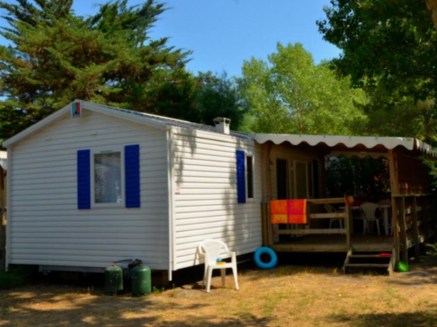 Camping Pas Cher vous présente avec son site Officiel campingpascher.fr, le Camping Eden classé 5 étoiles, situé sur la commune de Le Grau Du Roi dans le département Gard (Languedoc Roussillon) en France. Le camping Eden vous propose un hébergement de type mobil-home de 27 m² pour 6 personnes. L'établissement vous propose 5 autres types d'hébergements. Découvrez tous nos séjours à petits prix dans la commune et aux alentours de Le Grau Du Roi du département : Gard (Languedoc Roussillon). Les Avis clients pour le Camping Eden sont excellents avec une note moyenne de 8 sur 10. Parc aquatique, Piscine chauffée, Piscine extérieure, Animations familiales, Club ados, Club enfants, Aire de jeux enfants, Canoë-kayak, Centre équestre, Parcours sportif, Ping-pong, Plongée, Pétanque, Randonnée, Salle de fitness, Salle de jeux vidéo, Surf, Terrain de volley-ball, Terrain multisports, Bar, Dépôt de pain, Plats à emporter, Snack/Bar, Supermarché, Épicerie,... En savoir plus : cliquez-ICI.