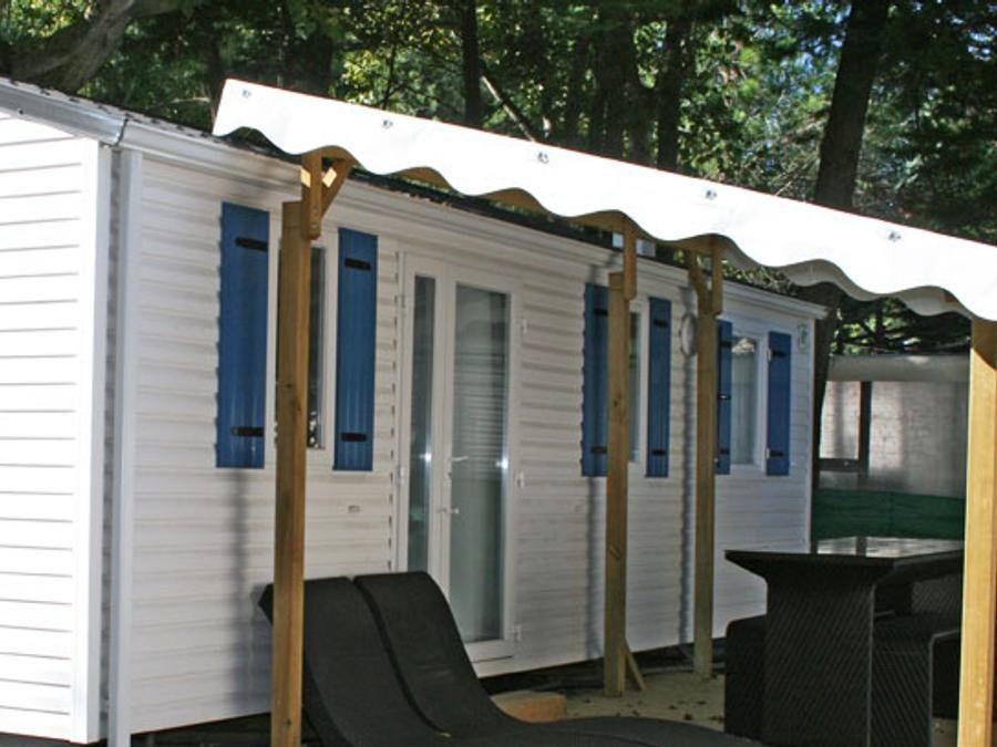 Camping Pas Cher vous présente avec son site Officiel campingpascher.fr, le Camping Eden classé 5 étoiles, situé sur la commune de Le Grau Du Roi dans le département Gard (Languedoc Roussillon) en France. Le camping Eden vous propose un hébergement de type mobil-home de 27 m² pour 6 personnes avec climatisation. L'établissement vous propose 5 autres types d'hébergements. Découvrez tous nos séjours à petits prix dans la commune et aux alentours de Le Grau Du Roi du département : Gard (Languedoc Roussillon). Les Avis clients pour le Camping Eden sont excellents avec une note moyenne de 8 sur 10. Parc aquatique, Piscine chauffée, Piscine extérieure, Animations familiales, Club ados, Club enfants, Aire de jeux enfants, Canoë-kayak, Centre équestre, Parcours sportif, Ping-pong, Plongée, Pétanque, Randonnée, Salle de fitness, Salle de jeux vidéo, Surf, Terrain de volley-ball, Terrain multisports, Bar, Dépôt de pain, Plats à emporter, Snack/Bar, Supermarché, Épicerie,... En savoir plus : cliquez-ICI.