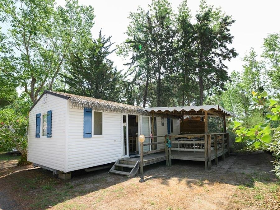 Camping Pas Cher vous présente avec son site Officiel campingpascher.fr, le Camping Eden classé 5 étoiles, situé sur la commune de Le Grau Du Roi dans le département Gard (Languedoc Roussillon) en France. Le camping Eden, vous présente un hébergement de type mobil-home de 27 m² pour 6 personnes avec climatisation. Le camping Eden vous proposeun séjour PAS CHER avec une REMISEdu sam. 27 juin au sam. 04 juillet 2026, en promotion à -63% pour 7 nuits à 380 € au lieu de 1048,0 € soit une Économie de 668 €. Cette location propose 5 dates différentes pour réserver votre séjour. Découvrez également les 7 autres gammes d'hébergements du camping. Les Avis clients pour le Camping Eden sont excellents avec une note moyenne de 8 sur 10. Parc aquatique, Piscine chauffée, Piscine extérieure, Animations familiales, Club ados, Club enfants, Aire de jeux enfants, Canoë-kayak, Centre équestre, Parcours sportif, Ping-pong, Plongée, Pétanque, Randonnée, Salle de fitness, Salle de jeux vidéo, Surf, Terrain de volley-ball, Terrain multisports, Bar, Dépôt de pain, Plats à emporter, Snack/Bar, Supermarché, Épicerie,... En savoir plus : cliquez-ICI.