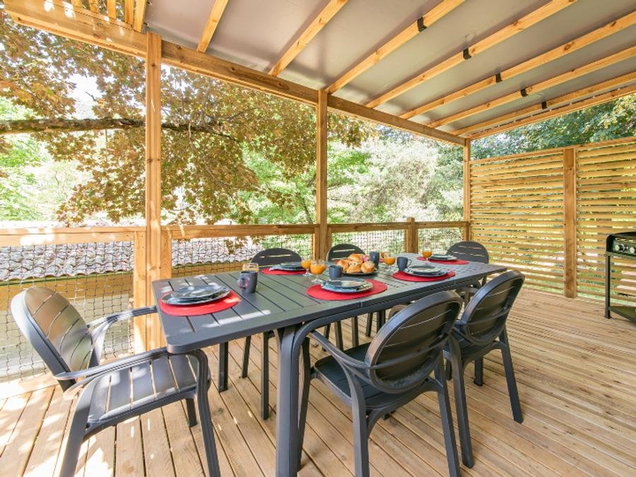 Camping Pas Cher vous présente avec son site Officiel campingpascher.fr, le Camping Flower Le Mas De Champel classé 4 étoiles, situé sur la commune de Les Ollieres Sur Eyrieux dans le département Ardèche (Rhône Alpes) en France. Le camping Flower Le Mas De Champel, vous présente un hébergement de type mobil-home de 32 m² avec climatisation et télévision. Le camping Flower Le Mas De Champel vous propose du sam. 29 août au sam. 05 septembre 2026, en promotion à -18% pour 7 nuits à 614 € au lieu de 753,5 € soit une Économie de 139,50 €. Cette location propose 33 dates différentes pour réserver votre séjour. Découvrez également les 11 autres gammes d'hébergements du camping. Les Avis clients pour le Camping Flower Le Mas De Champel sont de 7 sur 10. Rivière, Piscine chauffée, Piscine extérieure, Animations familiales, Club enfants, Aire de jeux enfants, Canoë-kayak, Centre équestre, Cyclisme, Golf, Parcours sportif, Pétanque, Randonnée, Trampoline, Bar, Dépôt de pain, Plats à emporter, Snack/Bar, Épicerie,... En savoir plus : cliquez-ICI.