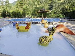 Camping Pas Cher vous présente avec son site Officiel campingpascher.fr, le Camping Flower Le Mas De Champel classé 4 étoiles, situé sur la commune de Les Ollieres Sur Eyrieux dans le département Ardèche (Rhône Alpes) en France. Le camping Flower Le Mas De Champel, vous présente un hébergement de type mobil-home de 38 m² et télévision. Le camping Flower Le Mas De Champel vous propose du sam. 04 avril au sam. 11 avril 2026 pour 7 nuits à 600.5€. Cette location propose 116 dates différentes pour réserver votre séjour. Découvrez également les 11 autres gammes d'hébergements du camping. Les Avis clients pour le Camping Flower Le Mas De Champel sont de 7 sur 10. Rivière, Piscine chauffée, Piscine extérieure, Animations familiales, Club enfants, Aire de jeux enfants, Canoë-kayak, Centre équestre, Cyclisme, Golf, Parcours sportif, Pétanque, Randonnée, Trampoline, Bar, Dépôt de pain, Plats à emporter, Snack/Bar, Épicerie,... En savoir plus : cliquez-ICI.