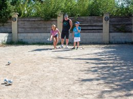 Camping Pas Cher vous présente avec son site Officiel campingpascher.fr, le Camping La Prairie classé 3 étoiles, situé sur la commune de Le Muy dans le département Var (Provence-alpes-côte D'azur) en France. Le camping La Prairie vous propose un hébergement de type mobil-home de 28 m² avec climatisation (télévision). L'établissement vous propose 8 autres types d'hébergements. Découvrez tous nos séjours à petits prix dans la commune et aux alentours de Le Muy du département : Var (Provence-alpes-côte D'azur). Les Avis clients pour le Camping La Prairie sont de 7 sur 10. Piscine chauffée, Piscine extérieure, Animations familiales, Club enfants, Aire de jeux enfants, Golf, Parcours sportif, Ping-pong, Pétanque, Randonnée, Bar, Dépôt de pain, Plats à emporter, Snack/Bar,... En savoir plus : cliquez-ICI.