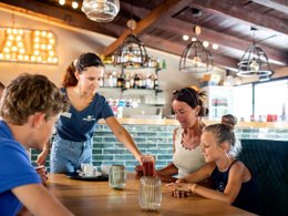 Camping Pas Cher vous présente avec son site Officiel campingpascher.fr, le Camping RCN Domaine De La Noguière classé 4 étoiles, situé sur la commune de Le Muy dans le département Var (Provence Alpes Côte D'azur) en France. Le camping RCN Domaine De La Noguière, vous présente un hébergement de type mobil-home de 35 m². Le camping RCN Domaine De La Noguière vous propose du sam. 12 septembre au sam. 19 septembre 2026 pour 7 nuits à 665€. Cette location propose 123 dates différentes pour réserver votre séjour. Découvrez également les 12 autres gammes d'hébergements du camping. Les Avis clients pour le Camping RCN Domaine De La Noguière sont excellents avec une note moyenne de 8 sur 10. MerÉtang, Piscine extérieure, Animation enfants, Animations familiales, Aire de jeux enfants, Ping-pong, Pétanque, Terrain de football, Bar, Restaurant, Épicerie,... En savoir plus : cliquez-ICI.