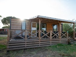 Camping Pas Cher vous présente avec son site Officiel campingpascher.fr, le Camping RCN Domaine De La Noguière classé 4 étoiles, situé sur la commune de Le Muy dans le département Var (Provence Alpes Côte D'azur) en France. Le camping RCN Domaine De La Noguière, vous présente un hébergement de type mobil-home pour 4 personnes avec climatisation. Le camping RCN Domaine De La Noguière vous propose du sam. 12 septembre au sam. 19 septembre 2026 pour 7 nuits à 630€. Cette location propose 137 dates différentes pour réserver votre séjour. Découvrez également les 12 autres gammes d'hébergements du camping. Les Avis clients pour le Camping RCN Domaine De La Noguière sont excellents avec une note moyenne de 8 sur 10. MerÉtang, Piscine extérieure, Animation enfants, Animations familiales, Aire de jeux enfants, Ping-pong, Pétanque, Terrain de football, Bar, Restaurant, Épicerie,... En savoir plus : cliquez-ICI.