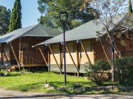 Camping Pas Cher vous présente avec son site Officiel campingpascher.fr, le Camping RCN Domaine De La Noguière classé 4 étoiles, situé sur la commune de Le Muy dans le département Var (Provence Alpes Côte D'azur) en France. Le camping RCN Domaine De La Noguière, vous présente un hébergement de type tente en toile et bois de 32 m² pour 4 personnes. Le camping RCN Domaine De La Noguière vous propose du sam. 12 septembre au sam. 19 septembre 2026, en promotion à -5% pour 7 nuits à 532 € au lieu de 560,0 € soit une Économie de 28 €. Cette location propose 139 dates différentes pour réserver votre séjour. Découvrez également les 12 autres gammes d'hébergements du camping. Les Avis clients pour le Camping RCN Domaine De La Noguière sont excellents avec une note moyenne de 8 sur 10. MerÉtang, Piscine extérieure, Animation enfants, Animations familiales, Aire de jeux enfants, Ping-pong, Pétanque, Terrain de football, Bar, Restaurant, Épicerie,... En savoir plus : cliquez-ICI.