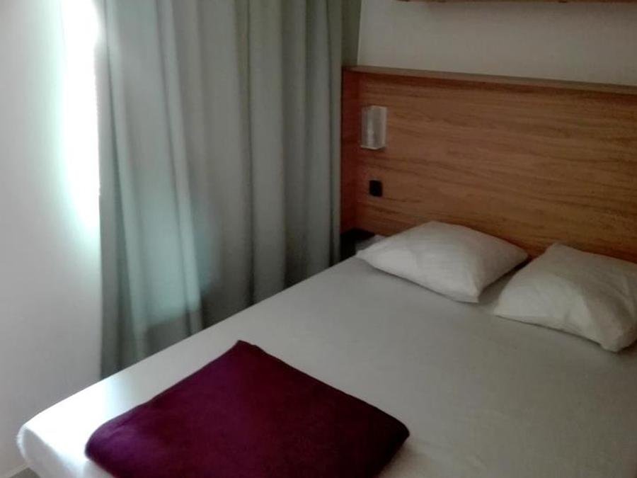 Camping Pas Cher vous présente avec son site Officiel campingpascher.fr, le Camping Castanhada classé 3 étoiles, situé sur la commune de Les Vans dans le département Ardèche (Rhône Alpes) en France. Le camping Castanhada, vous présente un hébergement de type mobil-home de 26 m² pour 2 personnes. Le camping Castanhada vous propose du dimanche 14 juin au dimanche 21 juin 2026 pour 7 nuits à 454.8€. Cette location propose 16 dates différentes pour réserver votre séjour. Découvrez également les 2 autres gammes d'hébergements du camping. Les Avis clients pour le Camping Castanhada sont excellents avec une note moyenne de 8 sur 10. Rivière, Animations familiales, Aire de jeux enfants, Baby-foot, Canoë-kayak, Ping-pong, Pétanque, Randonnée, Terrain de badminton, Trampoline, Bar, Dépôt de pain, Snack/Bar,... En savoir plus : cliquez-ICI.