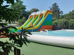 Camping Pas Cher vous présente avec son site Officiel campingpascher.fr, le Camping Castanhada classé 3 étoiles, situé sur la commune de Les Vans dans le département Ardèche (Rhône Alpes) en France. Le camping Castanhada, vous présente un hébergement de type mobil-home de 26 m² pour 2 personnes. Le camping Castanhada vous propose du dimanche 14 juin au dimanche 21 juin 2026 pour 7 nuits à 454.8€. Cette location propose 16 dates différentes pour réserver votre séjour. Découvrez également les 2 autres gammes d'hébergements du camping. Les Avis clients pour le Camping Castanhada sont excellents avec une note moyenne de 8 sur 10. Rivière, Animations familiales, Aire de jeux enfants, Baby-foot, Canoë-kayak, Ping-pong, Pétanque, Randonnée, Terrain de badminton, Trampoline, Bar, Dépôt de pain, Snack/Bar,... En savoir plus : cliquez-ICI.