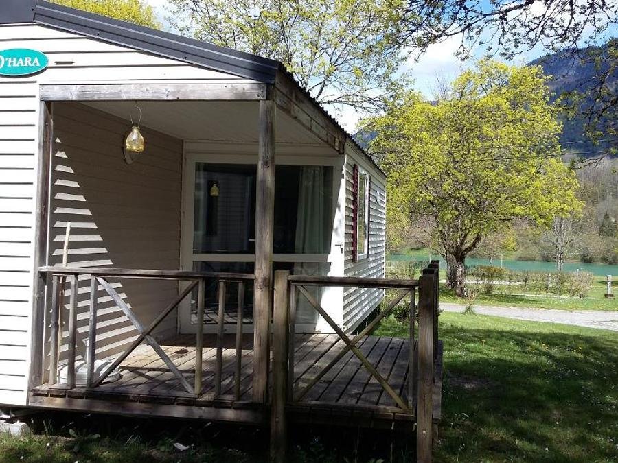 Camping Pas Cher vous présente avec son site Officiel campingpascher.fr, le Camping De L'Île Du Chéran classé 3 étoiles, situé sur la commune de Lescheraines dans le département Savoie (Rhône Alpes) en France. Le camping De L'Île Du Chéran, vous présente un hébergement de type mobil-home de 25 m². Le camping De L'Île Du Chéran vous propose du sam. 12 septembre au sam. 19 septembre 2026 pour 7 nuits à 396.9€. Cette location propose 58 dates différentes pour réserver votre séjour. Découvrez également les 4 autres gammes d'hébergements du camping. Les Avis clients pour le Camping De L'Île Du Chéran sont excellents avec une note moyenne de 8 sur 10. Animations familiales, Aire de jeux enfants, Canoë-kayak, Court de tennis, Ping-pong, Pétanque, Randonnée, Terrain multisports,... En savoir plus : cliquez-ICI.