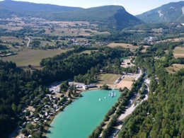 Camping Pas Cher vous présente avec son site Officiel campingpascher.fr, le Camping De L'Île Du Chéran classé 3 étoiles, situé sur la commune de Lescheraines dans le département Savoie (Rhône Alpes) en France. Le camping De L'Île Du Chéran, vous présente un hébergement de type chalet de 32 m² pour 1 personne. Le camping De L'Île Du Chéran vous propose du sam. 12 septembre au sam. 19 septembre 2026 pour 7 nuits à 396.9€. Cette location propose 47 dates différentes pour réserver votre séjour. Découvrez également les 4 autres gammes d'hébergements du camping. Les Avis clients pour le Camping De L'Île Du Chéran sont excellents avec une note moyenne de 8 sur 10. Animations familiales, Aire de jeux enfants, Canoë-kayak, Court de tennis, Ping-pong, Pétanque, Randonnée, Terrain multisports,... En savoir plus : cliquez-ICI.