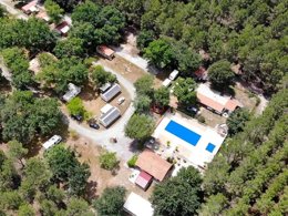 Camping Pas Cher vous présente avec son site Officiel campingpascher.fr, le Camping Laha classé 3 étoiles, situé sur la commune de Lesperon dans le département Landes (Aquitaine) en France. Le camping Laha, vous présente un hébergement de type mobil-home de 26 m² pour 4 personnes et télévision. Le camping Laha vous propose du vendredi 05 juin au vendredi 12 juin 2026 avec une PROMO de DERNIÈRE MINUTE, en promotion à -20% pour 7 nuits à 246,40 € au lieu de 308,0 € soit une Économie de 61,60 €. Cette location propose 48 dates différentes pour réserver votre séjour. Découvrez également les 14 autres gammes d'hébergements du camping. Les Avis clients pour le Camping Laha sont excellents avec une note moyenne de 8 sur 10. Piscine extérieure, Animations familiales, Club enfants, Aire de jeux enfants, Cyclisme, Golf, Ping-pong, Pétanque, Randonnée, Terrain de badminton, Bar, Dépôt de pain, Restaurant, Snack/Bar, Épicerie,... En savoir plus : cliquez-ICI.