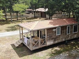 Camping Pas Cher vous présente avec son site Officiel campingpascher.fr, le Camping Laha classé 3 étoiles, situé sur la commune de Lesperon dans le département Landes (Aquitaine) en France. Le camping Laha, vous présente un hébergement de type mobil-home de 26 m² pour 4 personnes et télévision. Le camping Laha vous propose du dimanche 20 septembre au dimanche 27 septembre 2026, en promotion à -15% pour 7 nuits à 243,95 € au lieu de 287,0 € soit une Économie de 43,05 €. Cette location propose 23 dates différentes pour réserver votre séjour. Découvrez également les 10 autres gammes d'hébergements du camping. Les Avis clients pour le Camping Laha sont excellents avec une note moyenne de 8 sur 10. Piscine extérieure, Animations familiales, Club enfants, Aire de jeux enfants, Cyclisme, Golf, Ping-pong, Pétanque, Randonnée, Terrain de badminton, Bar, Dépôt de pain, Restaurant, Snack/Bar, Épicerie,... En savoir plus : cliquez-ICI.