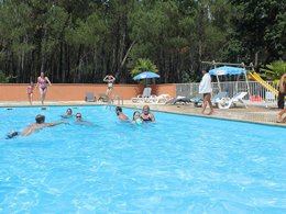 Camping Pas Cher vous présente avec son site Officiel campingpascher.fr, le Camping Laha classé 3 étoiles, situé sur la commune de Lesperon dans le département Landes (Aquitaine) en France. Le camping Laha, vous présente un hébergement de type mobil-home de 26 m² pour 4 personnes et télévision. Le camping Laha vous propose du dimanche 20 septembre au dimanche 27 septembre 2026, en promotion à -15% pour 7 nuits à 243,95 € au lieu de 287,0 € soit une Économie de 43,05 €. Cette location propose 23 dates différentes pour réserver votre séjour. Découvrez également les 10 autres gammes d'hébergements du camping. Les Avis clients pour le Camping Laha sont excellents avec une note moyenne de 8 sur 10. Piscine extérieure, Animations familiales, Club enfants, Aire de jeux enfants, Cyclisme, Golf, Ping-pong, Pétanque, Randonnée, Terrain de badminton, Bar, Dépôt de pain, Restaurant, Snack/Bar, Épicerie,... En savoir plus : cliquez-ICI.