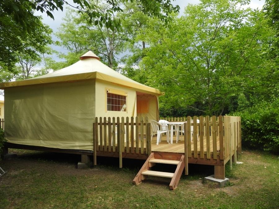 Camping Pas Cher vous présente avec son site Officiel campingpascher.fr, le Camping Le Saillet classé 3 étoiles, situé sur la commune de Lestelle Betharram dans le département Pyrénées-atlantiques (Aquitaine) en France. Le camping Le Saillet, vous présente un hébergement de type bungalow toilé de 20 m² pour 2 personnes. Le camping Le Saillet vous propose du dimanche 30 août au dimanche 06 septembre 2026 pour 7 nuits à 290€. Cette location propose 14 dates différentes pour réserver votre séjour. Découvrez également les 8 autres gammes d'hébergements du camping. Les Avis clients pour le Camping Le Saillet sont excellents avec une note moyenne de 9 sur 10. Piscine extérieure, Animation enfants, Aire de jeux enfants, Canoë-kayak, Centre équestre, Court de tennis, Cyclisme, Golf, Ping-pong, Pétanque, Rafting, Randonnée, Skatepark, Terrain de football, Terrain de volley-ball, Bar, Bureau de tabac, Dépôt de pain, Plats à emporter, Snack/Bar, Supermarché, Épicerie,... En savoir plus : cliquez-ICI.