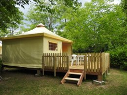 Camping Pas Cher vous présente avec son site Officiel campingpascher.fr, le Camping Le Saillet classé 3 étoiles, situé sur la commune de Lestelle Betharram dans le département Pyrénées-atlantiques (Aquitaine) en France. Le camping Le Saillet, vous présente un hébergement de type bungalow toilé de 20 m² pour 2 personnes. Le camping Le Saillet vous propose du dimanche 05 avril au dimanche 12 avril 2026 pour 7 nuits à 290€. Cette location propose 25 dates différentes pour réserver votre séjour. Découvrez également les 8 autres gammes d'hébergements du camping. Les Avis clients pour le Camping Le Saillet sont excellents avec une note moyenne de 9 sur 10. Piscine extérieure, Animation enfants, Aire de jeux enfants, Canoë-kayak, Centre équestre, Court de tennis, Cyclisme, Golf, Ping-pong, Pétanque, Rafting, Randonnée, Skatepark, Terrain de football, Terrain de volley-ball, Bar, Bureau de tabac, Dépôt de pain, Plats à emporter, Snack/Bar, Supermarché, Épicerie,... En savoir plus : cliquez-ICI.