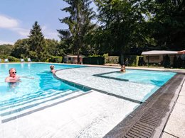 Camping Pas Cher vous présente avec son site Officiel campingpascher.fr, le Camping Flower Du Lac De La Seigneurie classé 3 étoiles, situé sur la commune de Leval dans le département Territoire-de-belfort (Franche Comté) en France. Le camping Flower Du Lac De La Seigneurie vous propose un hébergement de type chalet de 34 m² avec climatisation (télévision). L'établissement vous propose 15 autres types d'hébergements. Découvrez tous nos séjours à petits prix dans la commune et aux alentours de Leval du département : Territoire-de-belfort (Franche Comté). Les Avis clients pour le Camping Flower Du Lac De La Seigneurie sont excellents avec une note moyenne de 10 sur 10. Piscine chauffée, Piscine extérieure, Animations familiales, Club enfants, Aire de jeux enfants, Baby-foot, Ping-pong, Pétanque, Terrain multisports, Bar, Dépôt de pain, Snack/Bar, Épicerie,... En savoir plus : cliquez-ICI.