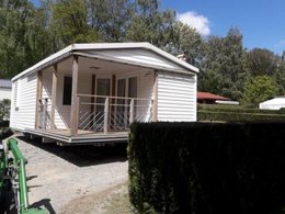 Camping Pas Cher vous présente avec son site Officiel campingpascher.fr, le Camping Flower Du Lac De La Seigneurie classé 3 étoiles, situé sur la commune de Leval dans le département Territoire-de-belfort (Franche Comté) en France. Le camping Flower Du Lac De La Seigneurie, vous présente un hébergement de type mobil-home de 26 m² pour 4 personnes et télévision. Le camping Flower Du Lac De La Seigneurie vous propose du sam. 26 septembre au sam. 03 octobre 2026 pour 7 nuits à 406€. Cette location propose 31 dates différentes pour réserver votre séjour. Découvrez également les 15 autres gammes d'hébergements du camping. Les Avis clients pour le Camping Flower Du Lac De La Seigneurie sont excellents avec une note moyenne de 10 sur 10. Piscine chauffée, Piscine extérieure, Animations familiales, Club enfants, Aire de jeux enfants, Baby-foot, Ping-pong, Pétanque, Terrain multisports, Bar, Dépôt de pain, Snack/Bar, Épicerie,... En savoir plus : cliquez-ICI.