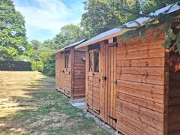 Camping Pas Cher vous présente avec son site Officiel campingpascher.fr, le Camping Flower Du Lac De La Seigneurie classé 3 étoiles, situé sur la commune de Leval dans le département Territoire-de-belfort (Franche Comté) en France. Le camping Flower Du Lac De La Seigneurie, vous présente un hébergement de type mobil-home de 36 m² et télévision. Le camping Flower Du Lac De La Seigneurie vous propose du sam. 12 septembre au sam. 19 septembre 2026 pour 7 nuits à 602€. Cette location propose 96 dates différentes pour réserver votre séjour. Découvrez également les 15 autres gammes d'hébergements du camping. Les Avis clients pour le Camping Flower Du Lac De La Seigneurie sont excellents avec une note moyenne de 10 sur 10. Piscine chauffée, Piscine extérieure, Animations familiales, Club enfants, Aire de jeux enfants, Baby-foot, Ping-pong, Pétanque, Terrain multisports, Bar, Dépôt de pain, Snack/Bar, Épicerie,... En savoir plus : cliquez-ICI.