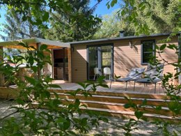 Camping Pas Cher vous présente avec son site Officiel campingpascher.fr, le Camping Flower Du Lac De La Seigneurie classé 3 étoiles, situé sur la commune de Leval dans le département Territoire-de-belfort (Franche Comté) en France. Le camping Flower Du Lac De La Seigneurie, vous présente un hébergement de type mobil-home de 36 m² et télévision. Le camping Flower Du Lac De La Seigneurie vous propose du sam. 12 septembre au sam. 19 septembre 2026 pour 7 nuits à 602€. Cette location propose 96 dates différentes pour réserver votre séjour. Découvrez également les 15 autres gammes d'hébergements du camping. Les Avis clients pour le Camping Flower Du Lac De La Seigneurie sont excellents avec une note moyenne de 10 sur 10. Piscine chauffée, Piscine extérieure, Animations familiales, Club enfants, Aire de jeux enfants, Baby-foot, Ping-pong, Pétanque, Terrain multisports, Bar, Dépôt de pain, Snack/Bar, Épicerie,... En savoir plus : cliquez-ICI.