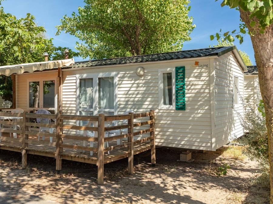 Camping Pas Cher vous présente avec son site Officiel campingpascher.fr, le Camping Club Del Sole Due Laghi Levico Family Collection classé 4 étoiles, situé sur la commune de Levico Terme dans le département Trente (Trentin Tyrol Du Sud) en Italie. Le camping Club Del Sole Due Laghi Levico Family Collection, vous présente un hébergement de type mobil-home de 32 m² pour 2 personnes avec climatisation. Le camping Club Del Sole Due Laghi Levico Family Collection vous propose du dimanche 14 juin au dimanche 21 juin 2026, en promotion à -17% pour 7 nuits à 333 € au lieu de 402 € soit une Économie de 69 €. Cette location propose 46 dates différentes pour réserver votre séjour. Découvrez également les 10 autres gammes d'hébergements du camping. Lagon, Animations familiales, Club enfants, Aire de jeux enfants, Court de tennis, Ping-pong, Pétanque, Terrain de football, Terrain de volley-ball, Boulangerie, Pizzeria, Plats à emporter, Restaurant, Épicerie,... En savoir plus : cliquez-ICI.
