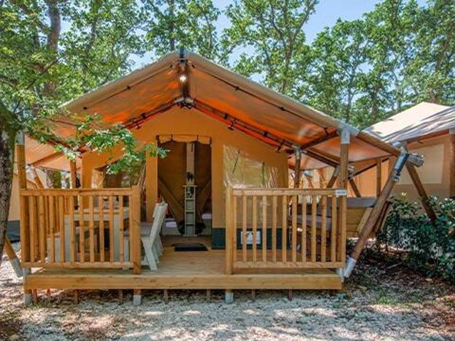 Camping Pas Cher vous présente avec son site Officiel campingpascher.fr, le Camping Club Del Sole Due Laghi Levico Family Collection classé 4 étoiles, situé sur la commune de Levico Terme dans le département Trente (Trentin Tyrol Du Sud) en Italie. Le camping Club Del Sole Due Laghi Levico Family Collection, vous présente un hébergement de type tente de 16 m². Le camping Club Del Sole Due Laghi Levico Family Collection vous propose du lundi 15 juin au lundi 22 juin 2026, en promotion à -24% pour 7 nuits à 190 € au lieu de 252,0 € soit une Économie de 62 €. Cette location propose 52 dates différentes pour réserver votre séjour. Découvrez également les 10 autres gammes d'hébergements du camping. Lagon, Animations familiales, Club enfants, Aire de jeux enfants, Court de tennis, Ping-pong, Pétanque, Terrain de football, Terrain de volley-ball, Boulangerie, Pizzeria, Plats à emporter, Restaurant, Épicerie,... En savoir plus : cliquez-ICI.