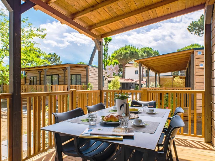 Camping Pas Cher vous présente avec son site Officiel campingpascher.fr, le Camping Club Del Sole Due Laghi Levico Family Collection classé 4 étoiles, situé sur la commune de Levico Terme dans le département Trente (Trentin Tyrol Du Sud) en Italie. Le camping Club Del Sole Due Laghi Levico Family Collection, vous présente un hébergement de type lodge de 33 m² avec climatisation et télévision. Le camping Club Del Sole Due Laghi Levico Family Collection vous propose du lundi 07 septembre au lundi 14 septembre 2026 pour 7 nuits à 638€. Cette location propose 24 dates différentes pour réserver votre séjour. Découvrez également les 10 autres gammes d'hébergements du camping. Lagon, Animations familiales, Club enfants, Aire de jeux enfants, Court de tennis, Ping-pong, Pétanque, Terrain de football, Terrain de volley-ball, Boulangerie, Pizzeria, Plats à emporter, Restaurant, Épicerie,... En savoir plus : cliquez-ICI.
