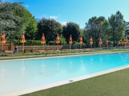 Camping Pas Cher vous présente avec son site Officiel campingpascher.fr, le Camping Club Del Sole Due Laghi Levico Family Collection classé 4 étoiles, situé sur la commune de Levico Terme dans le département Trente (Trentin Tyrol Du Sud) en Italie. Le camping Club Del Sole Due Laghi Levico Family Collection, vous présente un hébergement de type tente de 16 m². Le camping Club Del Sole Due Laghi Levico Family Collection vous propose du lundi 15 juin au lundi 22 juin 2026, en promotion à -24% pour 7 nuits à 190 € au lieu de 252,0 € soit une Économie de 62 €. Cette location propose 52 dates différentes pour réserver votre séjour. Découvrez également les 10 autres gammes d'hébergements du camping. Lagon, Animations familiales, Club enfants, Aire de jeux enfants, Court de tennis, Ping-pong, Pétanque, Terrain de football, Terrain de volley-ball, Boulangerie, Pizzeria, Plats à emporter, Restaurant, Épicerie,... En savoir plus : cliquez-ICI.