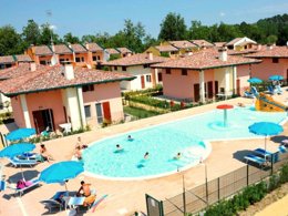 Camping Pas Cher vous présente avec son site Officiel campingpascher.fr, le Camping Airone Bianco Residence Village classé 4 étoiles, situé sur la commune de Lido Delle Nazioni dans le département Ferrare (Emilia Romagna) en Italie. Le camping Airone Bianco Residence Village, vous présente un hébergement de type bungalow. Le camping Airone Bianco Residence Village vous propose du sam. 05 septembre au sam. 12 septembre 2026 pour 7 nuits à 728€. Cette location propose 11 dates différentes pour réserver votre séjour. Découvrez également les 1 autres gammes d'hébergements du camping. Les Avis clients pour le Camping Airone Bianco Residence Village sont excellents avec une note moyenne de 8 sur 10. Piscine extérieure, Animations familiales, Club enfants, Aire de jeux enfants, Pétanque, Bar, Pizzeria, Plats à emporter, Restaurant,... En savoir plus : cliquez-ICI.