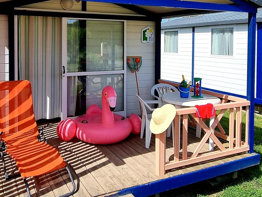Camping Pas Cher vous présente avec son site Officiel campingpascher.fr, le Camping Domaine Le Jardin Du Marais classé 3 étoiles, situé sur la commune de Le Perrier dans le département Vendée (Pays De La Loire) en France. Le camping Domaine Le Jardin Du Marais, vous présente un hébergement de type chalet de 17 m² et télévision. Le camping Domaine Le Jardin Du Marais vous propose du vendredi 05 juin au vendredi 12 juin 2026 avec un DÉPART DEMAIN pour 7 nuits à 299€. Cette location propose 24 dates différentes pour réserver votre séjour. Découvrez également les 9 autres gammes d'hébergements du camping. Les Avis clients pour le Camping Domaine Le Jardin Du Marais sont de 7 sur 10. MerÉtang, Piscine couverte, Piscine extérieure, Animations familiales, Aire de jeux enfants, Canoë-kayak, Cyclisme, Ping-pong, Pétanque, Randonnée, Terrain de volley-ball, Trampoline, Bar, Dépôt de pain, Snack/Bar, Épicerie,... En savoir plus : cliquez-ICI.