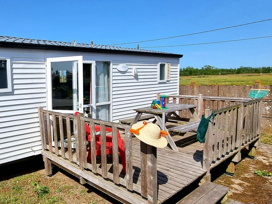 Camping Pas Cher vous présente avec son site Officiel campingpascher.fr, le Camping Domaine Le Jardin Du Marais classé 3 étoiles, situé sur la commune de Le Perrier dans le département Vendée (Pays De La Loire) en France. Le camping Domaine Le Jardin Du Marais vous propose un hébergement de type mobil-home de 24 m² (télévision). L'établissement vous propose 10 autres types d'hébergements. Découvrez tous nos séjours à petits prix dans la commune et aux alentours de Le Perrier du département : Vendée (Pays De La Loire). Les Avis clients pour le Camping Domaine Le Jardin Du Marais sont de 7 sur 10. MerÉtang, Piscine couverte, Piscine extérieure, Animations familiales, Aire de jeux enfants, Canoë-kayak, Cyclisme, Ping-pong, Pétanque, Randonnée, Terrain de volley-ball, Trampoline, Bar, Dépôt de pain, Snack/Bar, Épicerie,... En savoir plus : cliquez-ICI.