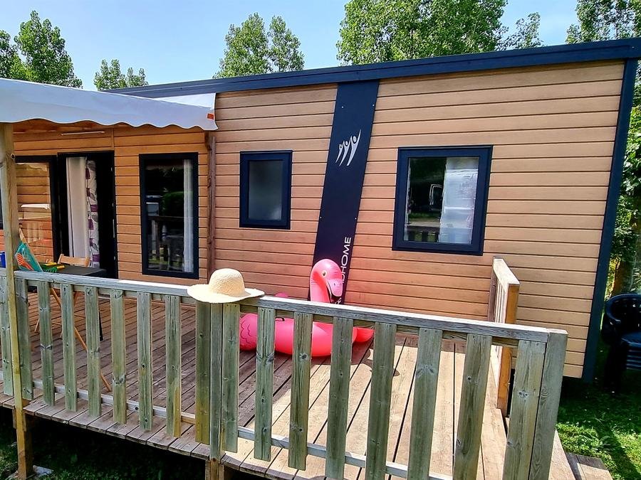 Camping Pas Cher vous présente avec son site Officiel campingpascher.fr, le Camping Domaine Le Jardin Du Marais classé 3 étoiles, situé sur la commune de Le Perrier dans le département Vendée (Pays De La Loire) en France. Le camping Domaine Le Jardin Du Marais vous propose un hébergement de type mobil-home de 34 m² pour 4 personnes (télévision). L'établissement vous propose 10 autres types d'hébergements. Découvrez tous nos séjours à petits prix dans la commune et aux alentours de Le Perrier du département : Vendée (Pays De La Loire). Les Avis clients pour le Camping Domaine Le Jardin Du Marais sont de 7 sur 10. MerÉtang, Piscine couverte, Piscine extérieure, Animations familiales, Aire de jeux enfants, Canoë-kayak, Cyclisme, Ping-pong, Pétanque, Randonnée, Terrain de volley-ball, Trampoline, Bar, Dépôt de pain, Snack/Bar, Épicerie,... En savoir plus : cliquez-ICI.