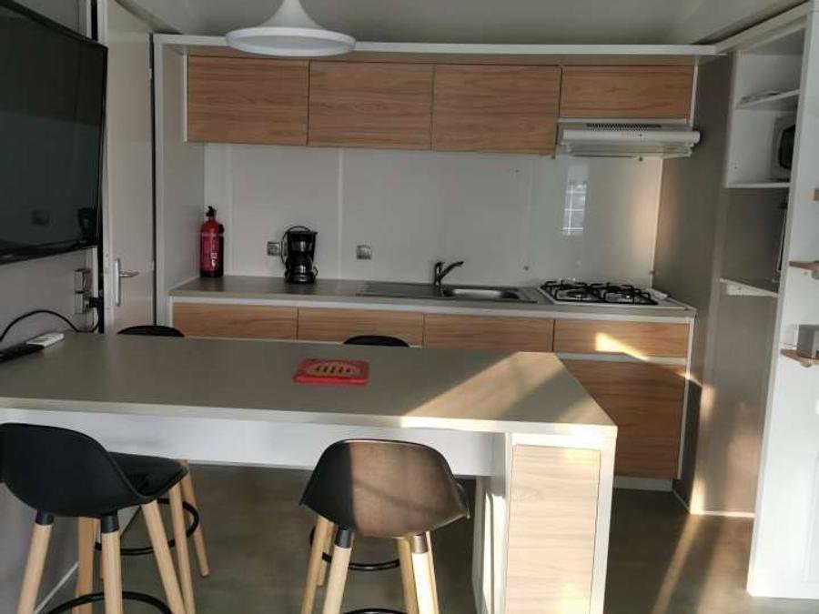 Camping Pas Cher vous présente avec son site Officiel campingpascher.fr, le Camping Domaine Le Jardin Du Marais classé 3 étoiles, situé sur la commune de Le Perrier dans le département Vendée (Pays De La Loire) en France. Le camping Domaine Le Jardin Du Marais vous propose un hébergement de type mobil-home pour 4 personnes avec climatisation (télévision). L'établissement vous propose 10 autres types d'hébergements. Découvrez tous nos séjours à petits prix dans la commune et aux alentours de Le Perrier du département : Vendée (Pays De La Loire). Les Avis clients pour le Camping Domaine Le Jardin Du Marais sont de 7 sur 10. MerÉtang, Piscine couverte, Piscine extérieure, Animations familiales, Aire de jeux enfants, Canoë-kayak, Cyclisme, Ping-pong, Pétanque, Randonnée, Terrain de volley-ball, Trampoline, Bar, Dépôt de pain, Snack/Bar, Épicerie,... En savoir plus : cliquez-ICI.