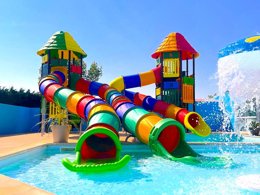 Camping Pas Cher vous présente avec son site Officiel campingpascher.fr, le Camping Domaine Le Jardin Du Marais classé 3 étoiles, situé sur la commune de Le Perrier dans le département Vendée (Pays De La Loire) en France. Le camping Domaine Le Jardin Du Marais, vous présente un hébergement de type chalet de 17 m² et télévision. Le camping Domaine Le Jardin Du Marais vous propose du vendredi 05 juin au vendredi 12 juin 2026 avec un DÉPART DEMAIN pour 7 nuits à 299€. Cette location propose 24 dates différentes pour réserver votre séjour. Découvrez également les 9 autres gammes d'hébergements du camping. Les Avis clients pour le Camping Domaine Le Jardin Du Marais sont de 7 sur 10. MerÉtang, Piscine couverte, Piscine extérieure, Animations familiales, Aire de jeux enfants, Canoë-kayak, Cyclisme, Ping-pong, Pétanque, Randonnée, Terrain de volley-ball, Trampoline, Bar, Dépôt de pain, Snack/Bar, Épicerie,... En savoir plus : cliquez-ICI.