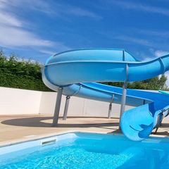 Camping Pas Cher vous présente avec son site Officiel campingpascher.fr, le Camping Domaine Le Jardin Du Marais classé 3 étoiles, situé sur la commune de Le Perrier dans le département Vendée (Pays De La Loire) en France. Le camping Domaine Le Jardin Du Marais vous propose un hébergement de type mobil-home de 34 m² pour 4 personnes (télévision). L'établissement vous propose 9 autres types d'hébergements. Découvrez tous nos séjours à petits prix dans la commune et aux alentours de Le Perrier du département : Vendée (Pays De La Loire). Les Avis clients pour le Camping Domaine Le Jardin Du Marais sont de 7 sur 10. MerÉtang, Piscine couverte, Piscine extérieure, Animations familiales, Aire de jeux enfants, Canoë-kayak, Cyclisme, Ping-pong, Pétanque, Randonnée, Terrain de volley-ball, Trampoline, Bar, Dépôt de pain, Snack/Bar, Épicerie,... En savoir plus : cliquez-ICI.