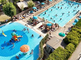 Camping Pas Cher vous présente avec son site Officiel campingpascher.fr, le Camping Classe classé 3 étoiles, situé sur la commune de Lido Di Dante dans le département Ravenne (Emilia Romagna) en Italie. Le camping Classe, vous présente un hébergement de type chalet de 27 m² avec climatisation et télévision. Le camping Classe vous propose du mercredi 10 juin au mercredi 17 juin 2026 avec un DÉPART DEMAIN pour 7 nuits à 770€. Cette location propose 63 dates différentes pour réserver votre séjour. Découvrez également les 8 autres gammes d'hébergements du camping. Les Avis clients pour le Camping Classe sont de 6 sur 10. Bassin enfant, Piscine extérieure, Animations familiales, Club enfants, Aire de jeux enfants, Ping-pong, Pétanque, Salle de jeux vidéo, Terrain multisports, Bar, Bureau de tabac, Dépôt de pain, Pizzeria, Épicerie,... En savoir plus : cliquez-ICI.