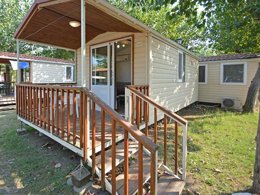 Camping Pas Cher vous présente avec son site Officiel campingpascher.fr, le Camping Classe classé 3 étoiles, situé sur la commune de Lido Di Dante dans le département Ravenne (Emilia Romagna) en Italie. Le camping Classe, vous présente un hébergement de type mobil-home de 15 m² avec climatisation et télévision. Le camping Classe vous propose du mercredi 01 avril au mercredi 08 avril 2026 pour 7 nuits à 490€. Cette location propose 148 dates différentes pour réserver votre séjour. Découvrez également les 8 autres gammes d'hébergements du camping. Les Avis clients pour le Camping Classe sont de 6 sur 10. Bassin enfant, Piscine extérieure, Animations familiales, Club enfants, Aire de jeux enfants, Ping-pong, Pétanque, Salle de jeux vidéo, Terrain multisports, Bar, Bureau de tabac, Dépôt de pain, Pizzeria, Épicerie,... En savoir plus : cliquez-ICI.