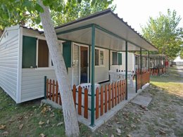Camping Pas Cher vous présente avec son site Officiel campingpascher.fr, le Camping Classe classé 3 étoiles, situé sur la commune de Lido Di Dante dans le département Ravenne (Emilia Romagna) en Italie. Le camping Classe, vous présente un hébergement de type mobil-home de 32 m² avec climatisation et télévision. Le camping Classe vous propose du mercredi 01 avril au mercredi 08 avril 2026 pour 7 nuits à 770€. Cette location propose 146 dates différentes pour réserver votre séjour. Découvrez également les 8 autres gammes d'hébergements du camping. Les Avis clients pour le Camping Classe sont de 6 sur 10. Bassin enfant, Piscine extérieure, Animations familiales, Club enfants, Aire de jeux enfants, Ping-pong, Pétanque, Salle de jeux vidéo, Terrain multisports, Bar, Bureau de tabac, Dépôt de pain, Pizzeria, Épicerie,... En savoir plus : cliquez-ICI.