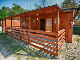 Camping Pas Cher vous présente avec son site Officiel campingpascher.fr, le Camping Classe classé 3 étoiles, situé sur la commune de Lido Di Dante dans le département Ravenne (Emilia Romagna) en Italie. Le camping Classe, vous présente un hébergement de type chalet de 27 m² avec climatisation et télévision. Le camping Classe vous propose du mercredi 01 avril au mercredi 08 avril 2026 pour 7 nuits à 770€. Cette location propose 146 dates différentes pour réserver votre séjour. Découvrez également les 8 autres gammes d'hébergements du camping. Les Avis clients pour le Camping Classe sont de 6 sur 10. Bassin enfant, Piscine extérieure, Animations familiales, Club enfants, Aire de jeux enfants, Ping-pong, Pétanque, Salle de jeux vidéo, Terrain multisports, Bar, Bureau de tabac, Dépôt de pain, Pizzeria, Épicerie,... En savoir plus : cliquez-ICI.