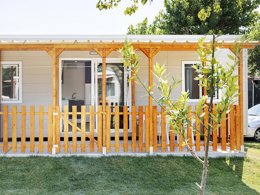 Camping Pas Cher vous présente avec son site Officiel campingpascher.fr, le Camping Classe classé 3 étoiles, situé sur la commune de Lido Di Dante dans le département Ravenne (Emilia Romagna) en Italie. Le camping Classe, vous présente un hébergement de type mobil-home de 34 m² avec climatisation et télévision. Le camping Classe vous propose du mercredi 01 avril au mercredi 08 avril 2026 pour 7 nuits à 840€. Cette location propose 146 dates différentes pour réserver votre séjour. Découvrez également les 8 autres gammes d'hébergements du camping. Les Avis clients pour le Camping Classe sont de 6 sur 10. Bassin enfant, Piscine extérieure, Animations familiales, Club enfants, Aire de jeux enfants, Ping-pong, Pétanque, Salle de jeux vidéo, Terrain multisports, Bar, Bureau de tabac, Dépôt de pain, Pizzeria, Épicerie,... En savoir plus : cliquez-ICI.