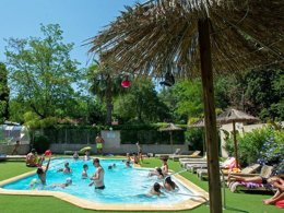 Camping Pas Cher vous présente avec son site Officiel campingpascher.fr, le Camping Lou Pantai classé 3 étoiles, situé sur la commune de Le Pradet dans le département Var (Provence Alpes Côte D'azur) en France. Le camping Lou Pantai vous propose un hébergement de type mobil-home de 33 m² pour 6 personnes avec climatisation (télévision). L'établissement vous propose 8 autres types d'hébergements. Découvrez tous nos séjours à petits prix dans la commune et aux alentours de Le Pradet du département : Var (Provence Alpes Côte D'azur). Les Avis clients pour le Camping Lou Pantai sont excellents avec une note moyenne de 8 sur 10. Mer, Piscine chauffée, Piscine extérieure, Aire de jeux enfants, Baby-foot, Ping-pong, Snack/Bar, Épicerie,... En savoir plus : cliquez-ICI.