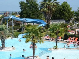 Camping Pas Cher vous présente avec son site Officiel campingpascher.fr, le Camping Siblu Les Viviers - Funpass Inclus classé 4 étoiles, situé sur la commune de Lège Cap Ferret dans le département Gironde (Aquitaine) en France. Le camping Siblu Les Viviers - Funpass Inclus, vous présente un hébergement de type mobil-home de 45 m² avec climatisation. Le camping Siblu Les Viviers - Funpass Inclus vous proposeun séjour PAS CHER avec une REMISEdu sam. 06 juin au sam. 13 juin 2026, en promotion à -30% pour 7 nuits à 308,70 € au lieu de 441,0 € soit une Économie de 132,30 €. Cette location propose 33 dates différentes pour réserver votre séjour. Découvrez également les 10 autres gammes d'hébergements du camping. Les Avis clients pour le Camping Siblu Les Viviers - Funpass Inclus sont excellents avec une note moyenne de 8 sur 10. Parc aquatique, Piscine couverte, Piscine extérieure, Animations familiales, Club ados, Club enfants, Aire de jeux enfants, Baby-foot, Canoë-kayak, Centre équestre, Court de tennis, Flipper, Golf, Paddle, Ping-pong, Piscine, Pétanque, Surf, Terrain de beach-volley, Terrain de football, Terrain multisports, kiteSurf, Bar, Dépôt de pain, Plats à emporter, Restaurant, Snack/Bar, Épicerie,... En savoir plus : cliquez-ICI.