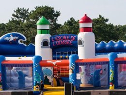 Camping Pas Cher vous présente avec son site Officiel campingpascher.fr, le Camping Siblu Les Viviers - Funpass Inclus classé 4 étoiles, situé sur la commune de Lège Cap Ferret dans le département Gironde (Aquitaine) en France. Le camping Siblu Les Viviers - Funpass Inclus, vous présente un hébergement de type mobil-home pour 6 personnes. Le camping Siblu Les Viviers - Funpass Inclus vous proposeun séjour PAS CHER avec une REMISEdu sam. 04 avril au sam. 11 avril 2026, en promotion à -30% pour 7 nuits à 269,50 € au lieu de 385,0 € soit une Économie de 115,50 €. Cette location propose 14 dates différentes pour réserver votre séjour. Découvrez également les 10 autres gammes d'hébergements du camping. Les Avis clients pour le Camping Siblu Les Viviers - Funpass Inclus sont excellents avec une note moyenne de 8 sur 10. Parc aquatique, Piscine couverte, Piscine extérieure, Animations familiales, Club ados, Club enfants, Aire de jeux enfants, Baby-foot, Canoë-kayak, Centre équestre, Court de tennis, Flipper, Golf, Paddle, Ping-pong, Piscine, Pétanque, Surf, Terrain de beach-volley, Terrain de football, Terrain multisports, kiteSurf, Bar, Dépôt de pain, Plats à emporter, Restaurant, Snack/Bar, Épicerie,... En savoir plus : cliquez-ICI.