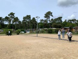 Camping Pas Cher vous présente avec son site Officiel campingpascher.fr, le Camping Siblu Les Viviers - Funpass Inclus classé 4 étoiles, situé sur la commune de Lège Cap Ferret dans le département Gironde (Aquitaine) en France. Le camping Siblu Les Viviers - Funpass Inclus, vous présente un hébergement de type mobil-home de 36 m². Le camping Siblu Les Viviers - Funpass Inclus vous proposeun séjour PAS CHER avec une REMISEdu sam. 30 mai au sam. 06 juin 2026, en promotion à -30% pour 7 nuits à 308,70 € au lieu de 441,0 € soit une Économie de 132,30 €. Cette location propose 7 dates différentes pour réserver votre séjour. Découvrez également les 10 autres gammes d'hébergements du camping. Les Avis clients pour le Camping Siblu Les Viviers - Funpass Inclus sont excellents avec une note moyenne de 8 sur 10. Parc aquatique, Piscine couverte, Piscine extérieure, Animations familiales, Club ados, Club enfants, Aire de jeux enfants, Baby-foot, Canoë-kayak, Centre équestre, Court de tennis, Flipper, Golf, Paddle, Ping-pong, Piscine, Pétanque, Surf, Terrain de beach-volley, Terrain de football, Terrain multisports, kiteSurf, Bar, Dépôt de pain, Plats à emporter, Restaurant, Snack/Bar, Épicerie,... En savoir plus : cliquez-ICI.