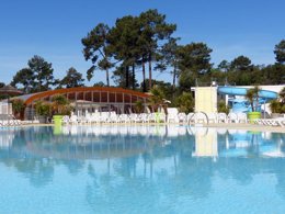 Camping Pas Cher vous présente avec son site Officiel campingpascher.fr, le Camping Siblu Les Embruns Funpass Inclus classé 4 étoiles, situé sur la commune de Lège Cap Ferret dans le département Gironde (Aquitaine) en France. Le camping Siblu Les Embruns Funpass Inclus vous propose un hébergement de type mobil-home avec climatisation. L'établissement vous propose 9 autres types d'hébergements. Découvrez tous nos séjours à petits prix dans la commune et aux alentours de Lège Cap Ferret du département : Gironde (Aquitaine). Les Avis clients pour le Camping Siblu Les Embruns Funpass Inclus sont excellents avec une note moyenne de 8 sur 10. Piscine couverte, Piscine extérieure, Animations familiales, Club ados, Club enfants, Aire de jeux enfants, Centre équestre, Cyclisme, Golf, Ping-pong, Plongée, Pétanque, Randonnée, Salle de fitness, Terrain de beach-volley, Terrain multisports, Bar, Dépôt de pain, Plats à emporter, Restaurant, Snack/Bar, Supermarché,... En savoir plus : cliquez-ICI.
