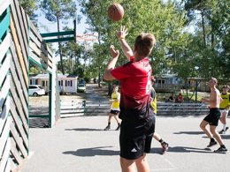 Camping Pas Cher vous présente avec son site Officiel campingpascher.fr, le Camping Siblu Les Embruns Funpass Inclus classé 4 étoiles, situé sur la commune de Lège Cap Ferret dans le département Gironde (Aquitaine) en France. Le camping Siblu Les Embruns Funpass Inclus, vous présente un hébergement de type mobil-home pour 6 personnes. Le camping Siblu Les Embruns Funpass Inclus vous propose du sam. 04 avril au sam. 11 avril 2026 pour 7 nuits à 385€. Cette location propose 22 dates différentes pour réserver votre séjour. Découvrez également les 8 autres gammes d'hébergements du camping. Les Avis clients pour le Camping Siblu Les Embruns Funpass Inclus sont excellents avec une note moyenne de 8 sur 10. Piscine couverte, Piscine extérieure, Animations familiales, Club ados, Club enfants, Aire de jeux enfants, Centre équestre, Cyclisme, Golf, Ping-pong, Plongée, Pétanque, Randonnée, Salle de fitness, Terrain de beach-volley, Terrain multisports, Bar, Dépôt de pain, Plats à emporter, Restaurant, Snack/Bar, Supermarché,... En savoir plus : cliquez-ICI.