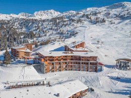 Camping Pas Cher vous présente avec son site Officiel campingpascher.fr, la Résidence Odalys Collection Edenarc classé 5 étoiles, située sur la commune de Les Arcs 2000 dans le département Savoie (Rhône Alpes) en France. La résidence Odalys Collection Edenarc, vous présente un hébergement de type appartement de 76 m² et télévision. La résidence Odalys Collection Edenarc vous propose du sam. 27 juin au sam. 04 juillet 2026 pour 7 nuits à 1079€. Cette location propose 1 dates différentes pour réserver votre séjour. Découvrez également les 5 autres gammes d'hébergements de la résidence. Les Avis clients pour la Résidence Odalys Collection Edenarc sont excellents avec une note moyenne de 8 sur 10. Piscine chauffée, Piscine extérieure, Animation enfants, Golf, Restaurant,... En savoir plus : cliquez-ICI.
