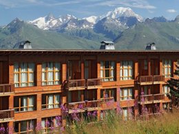 Camping Pas Cher vous présente avec son site Officiel campingpascher.fr, la Résidence Odalys Collection Edenarc classé 5 étoiles, située sur la commune de Les Arcs 2000 dans le département Savoie (Rhône Alpes) en France. La résidence Odalys Collection Edenarc, vous présente un hébergement de type appartement de 50 m² et télévision. La résidence Odalys Collection Edenarc vous propose du sam. 27 juin au sam. 04 juillet 2026 pour 7 nuits à 689€. Cette location propose 11 dates différentes pour réserver votre séjour. Découvrez également les 5 autres gammes d'hébergements de la résidence. Les Avis clients pour la Résidence Odalys Collection Edenarc sont excellents avec une note moyenne de 8 sur 10. Piscine chauffée, Piscine extérieure, Animation enfants, Golf, Restaurant,... En savoir plus : cliquez-ICI.