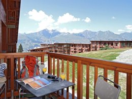 Camping Pas Cher vous présente avec son site Officiel campingpascher.fr, la Résidence Odalys Collection Edenarc classé 5 étoiles, située sur la commune de Les Arcs 2000 dans le département Savoie (Rhône Alpes) en France. La résidence Odalys Collection Edenarc, vous présente un hébergement de type appartement de 50 m² et télévision. La résidence Odalys Collection Edenarc vous propose du sam. 18 avril au sam. 25 avril 2026, en promotion à -19% pour 7 nuits à 879,20 € au lieu de 1099,0 € soit une Économie de 219,80 €. Cette location propose 6 dates différentes pour réserver votre séjour. Découvrez également les 5 autres gammes d'hébergements de la résidence. Les Avis clients pour la Résidence Odalys Collection Edenarc sont excellents avec une note moyenne de 8 sur 10. Piscine chauffée, Piscine extérieure, Animation enfants, Golf, Restaurant,... En savoir plus : cliquez-ICI.