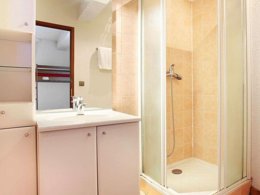 Camping Pas Cher vous présente avec son site Officiel campingpascher.fr, la Résidence Odalys Essentielle Le Front De Neige - Haute Savoie, située sur la commune de Les Carroz D'araches dans le département Haute-savoie (Rhône Alpes) en France. La résidence Odalys Essentielle Le Front De Neige - Haute Savoie, vous présente un hébergement de type appartement de 60 m² pour 1 personne et télévision. La résidence Odalys Essentielle Le Front De Neige - Haute Savoie vous propose du sam. 15 août au sam. 22 août 2026 pour 7 nuits à 579€. Cette location propose 15 dates différentes pour réserver votre séjour. Découvrez également les 5 autres gammes d'hébergements de la résidence. Les Avis clients pour la Résidence Odalys Essentielle Le Front De Neige - Haute Savoie sont de 7 sur 10. Canoë-kayak, Centre équestre, Golf, Randonnée,... En savoir plus : cliquez-ICI.